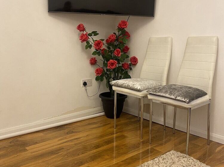 اقامتگاه Lovely And Cosy House In Cardiff, South Wales