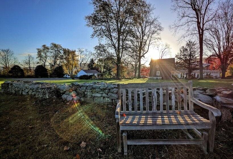 צימר Cromwell Manor Inn