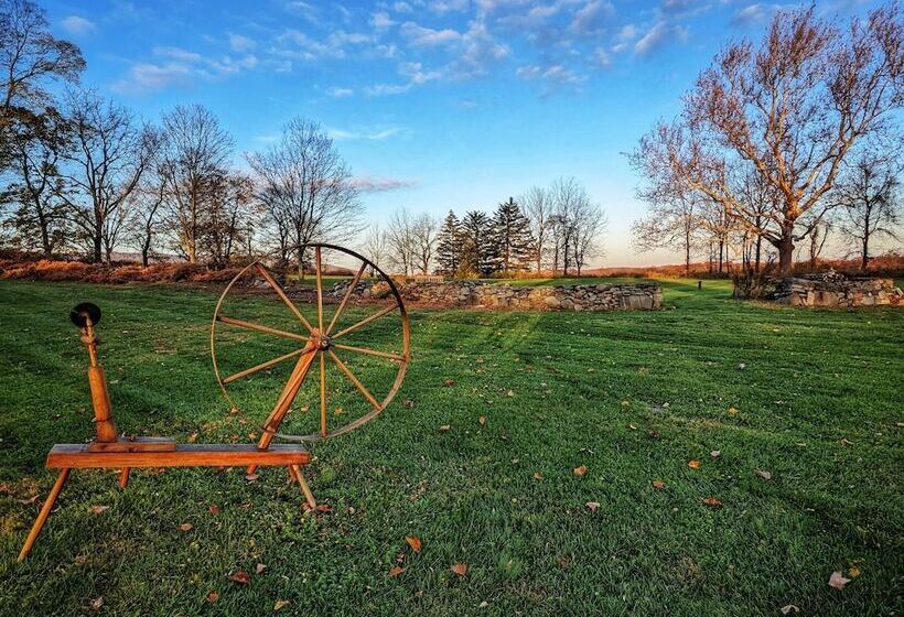 צימר Cromwell Manor Inn