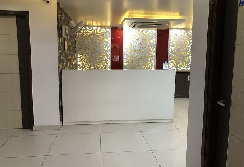 Отель Mukund Residency