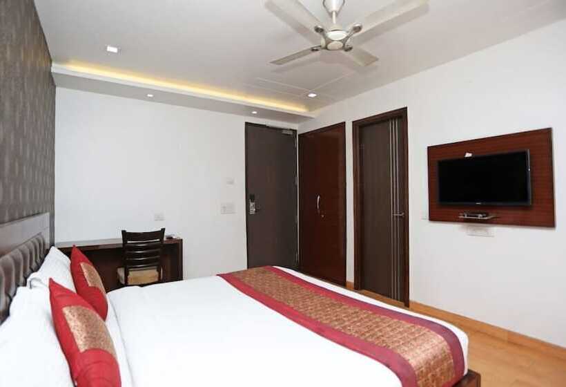 Отель Mukund Residency