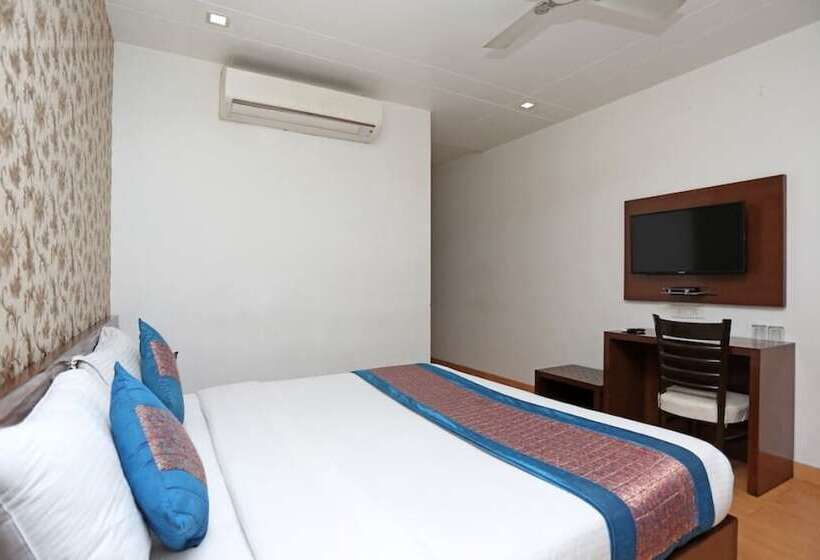 Отель Mukund Residency