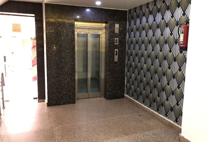 Отель Mukund Residency