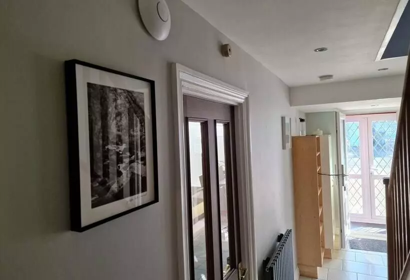 Majatalo Lopez Home Crawley