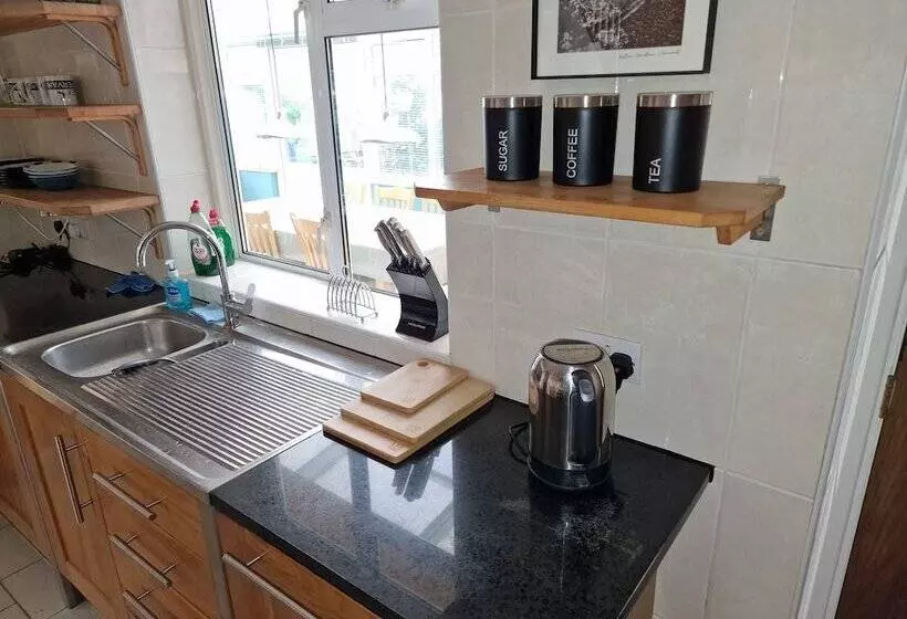 Majatalo Lopez Home Crawley