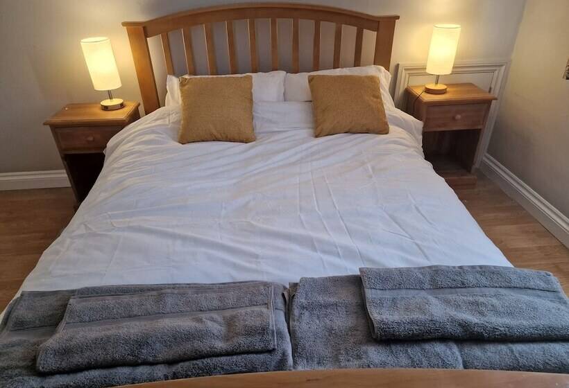 بنسيون Lopez Home Crawley