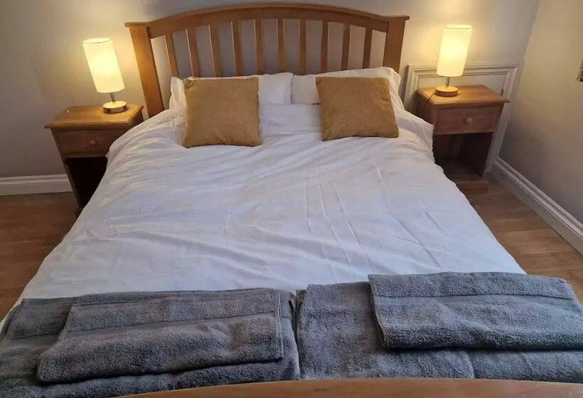 Majatalo Lopez Home Crawley