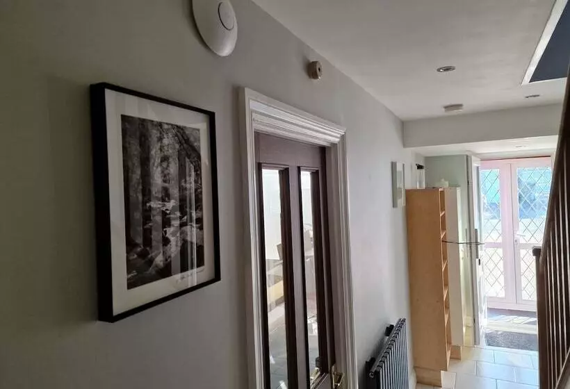 Majatalo Lopez Home Crawley