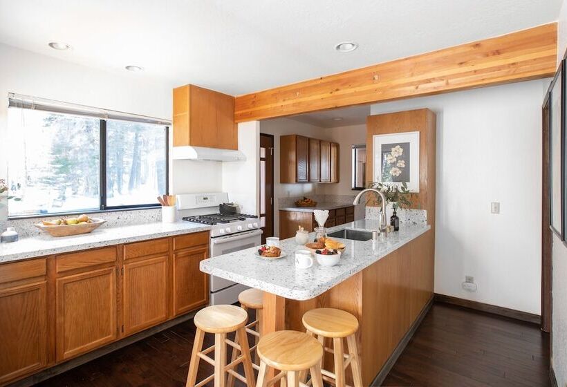 Polaris By Avantstay Woodsy Tahoe Cabin With Spacious Deck Close To Lake