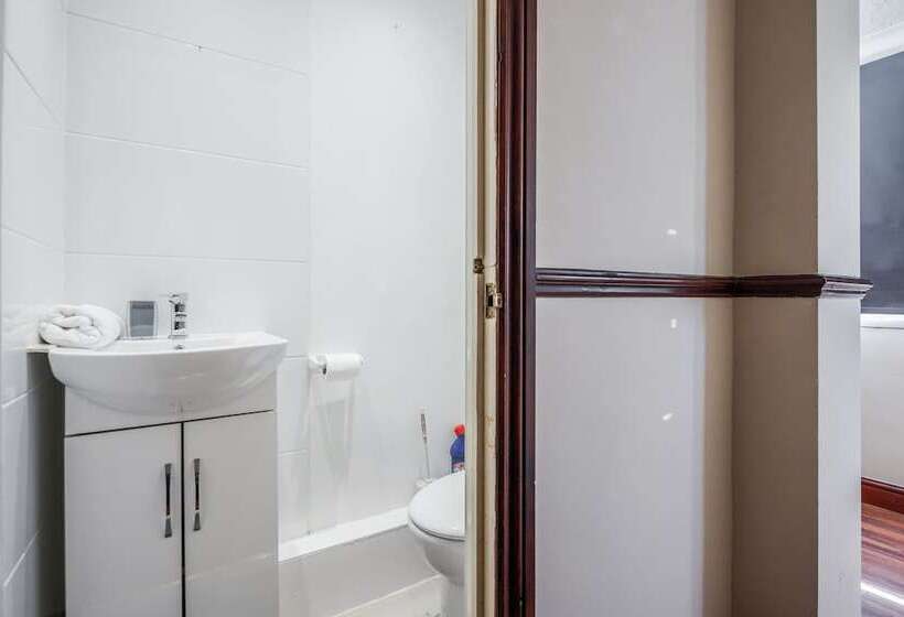 Резиденция Tms Spacious 3 Bed House! Tilbury! Free Parking!