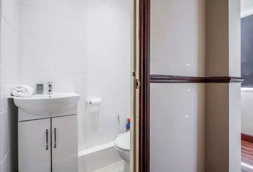 Residenssi Tms Spacious 3 Bed House! Tilbury! Free Parking!