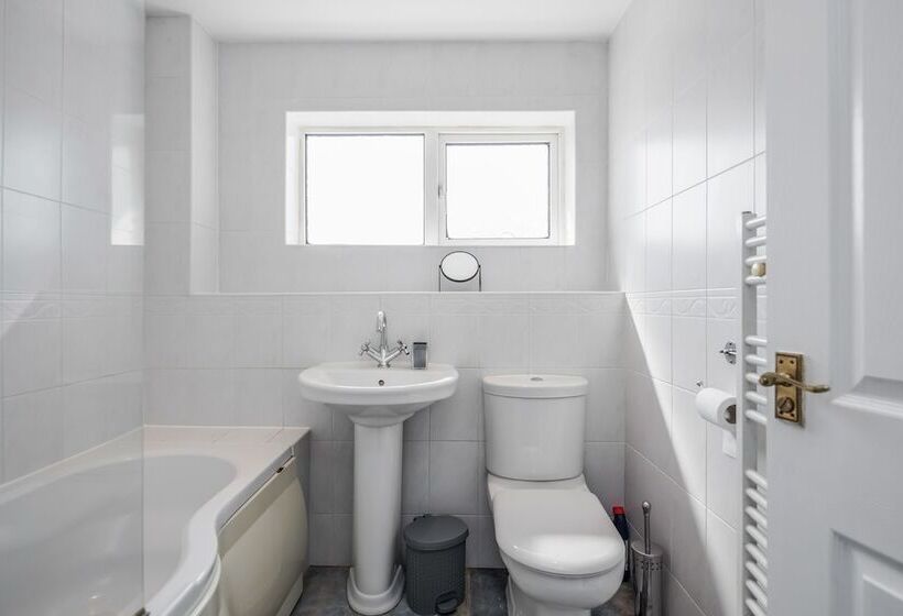 Резиденция Tms Spacious 3 Bed House! Tilbury! Free Parking!