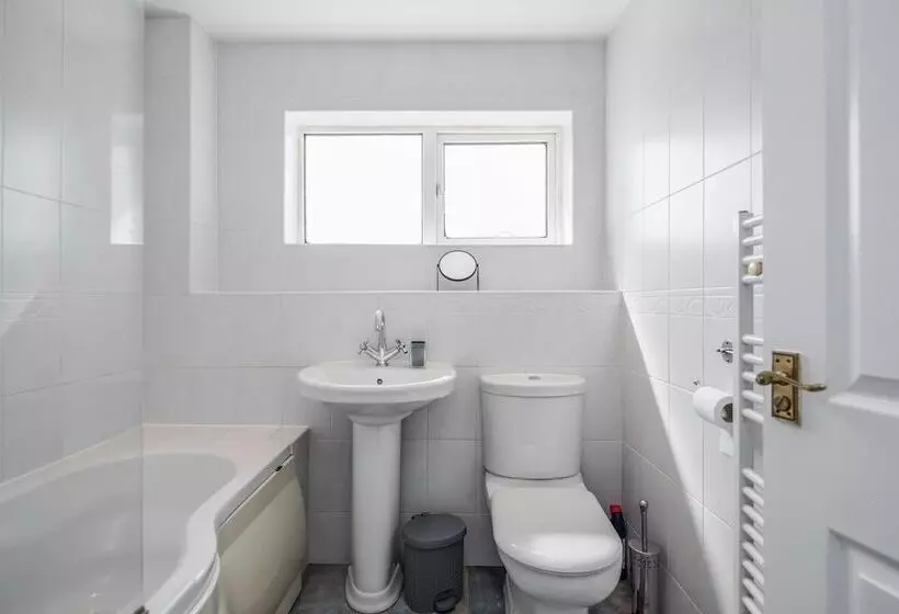 Residenssi Tms Spacious 3 Bed House! Tilbury! Free Parking!