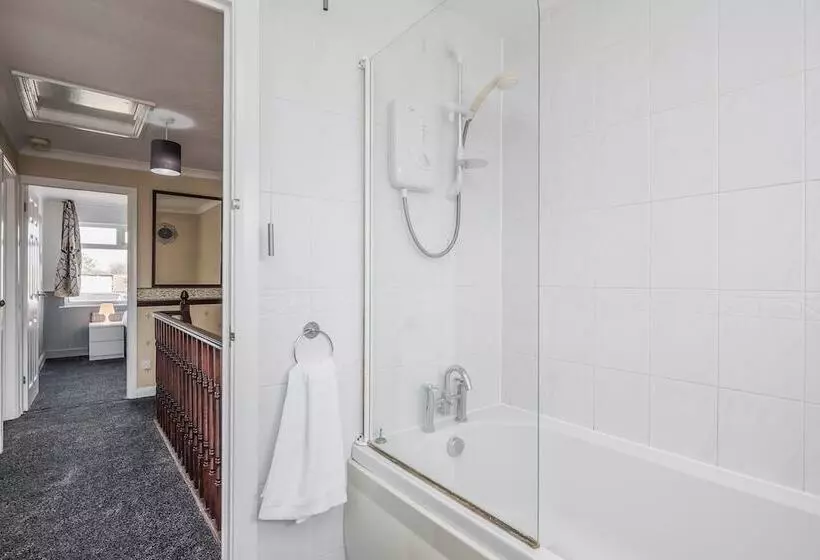 Residenssi Tms Spacious 3 Bed House! Tilbury! Free Parking!