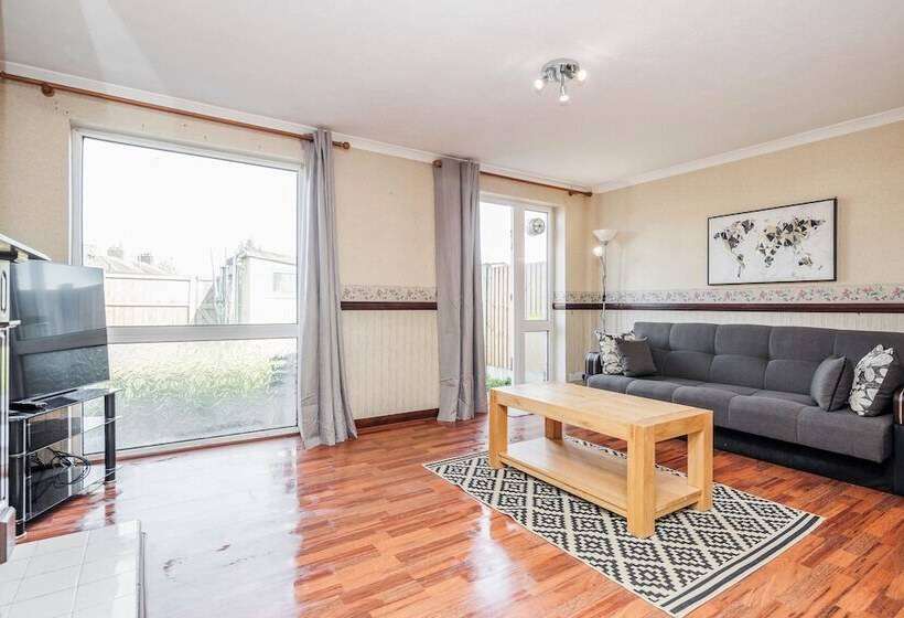 Резиденция Tms Spacious 3 Bed House! Tilbury! Free Parking!