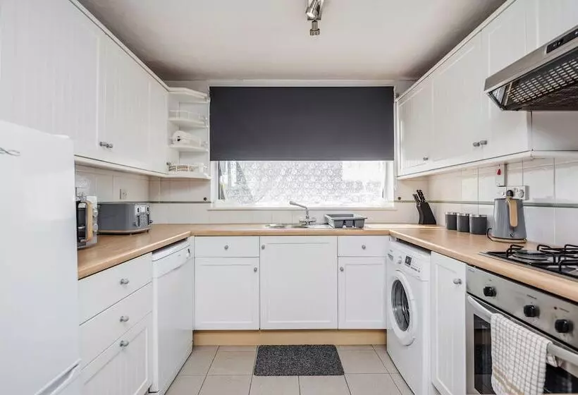 Residenssi Tms Spacious 3 Bed House! Tilbury! Free Parking!