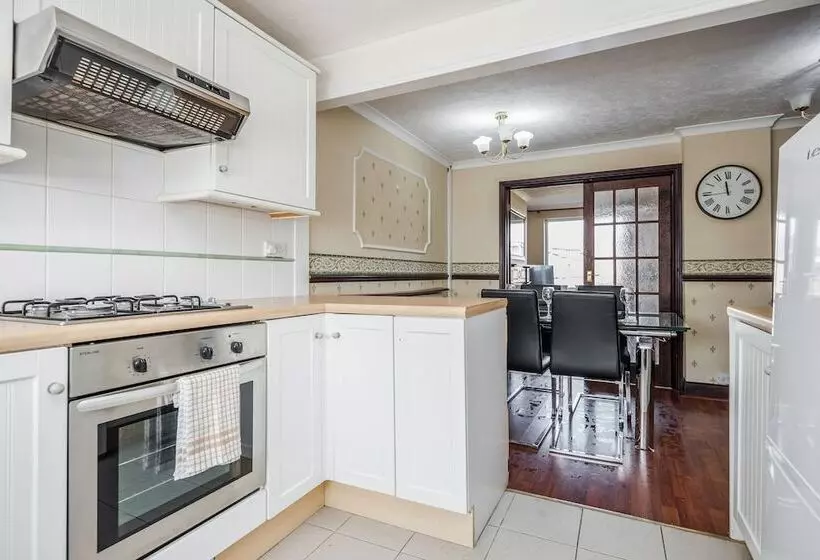 Residenssi Tms Spacious 3 Bed House! Tilbury! Free Parking!
