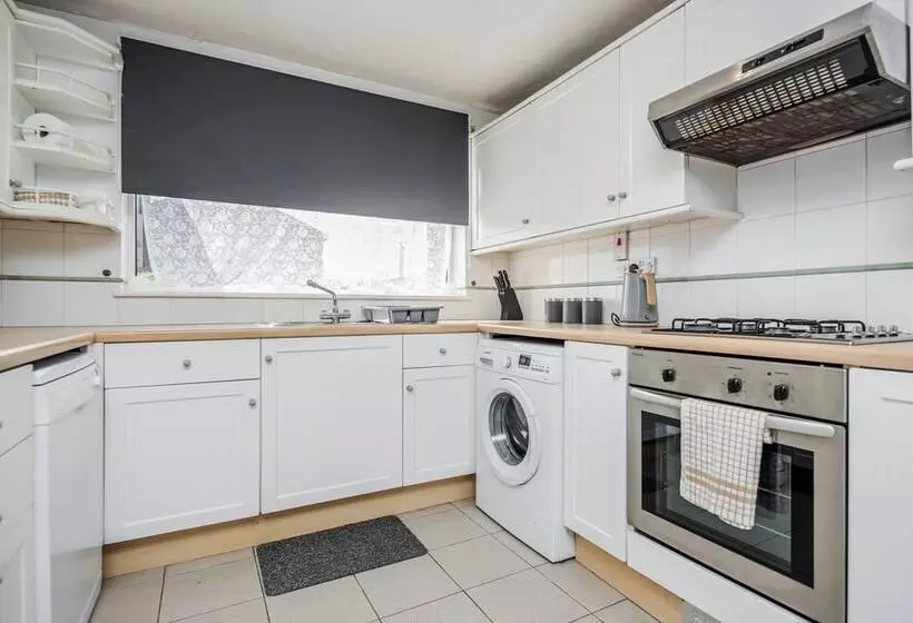 Residenssi Tms Spacious 3 Bed House! Tilbury! Free Parking!
