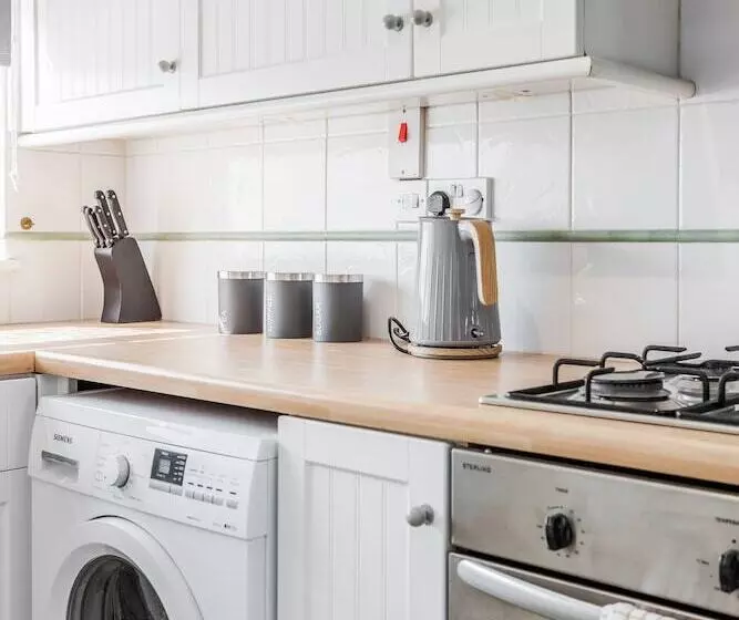 Residenssi Tms Spacious 3 Bed House! Tilbury! Free Parking!