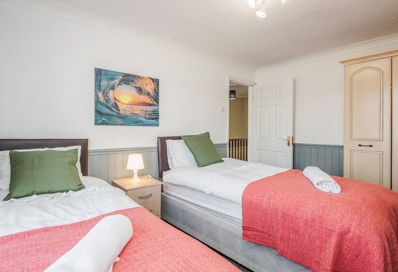 Резиденция Tms Spacious 3 Bed House! Tilbury! Free Parking!