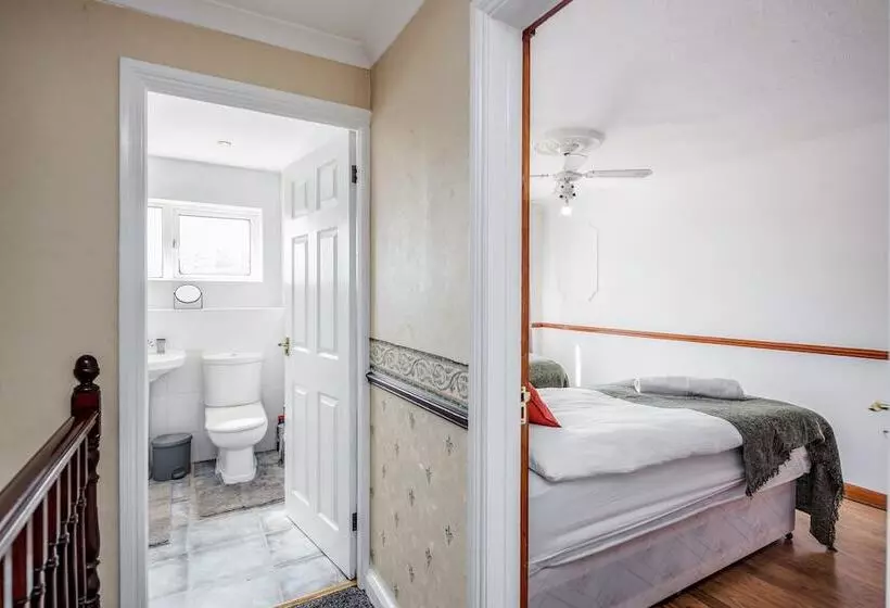 Residenssi Tms Spacious 3 Bed House! Tilbury! Free Parking!