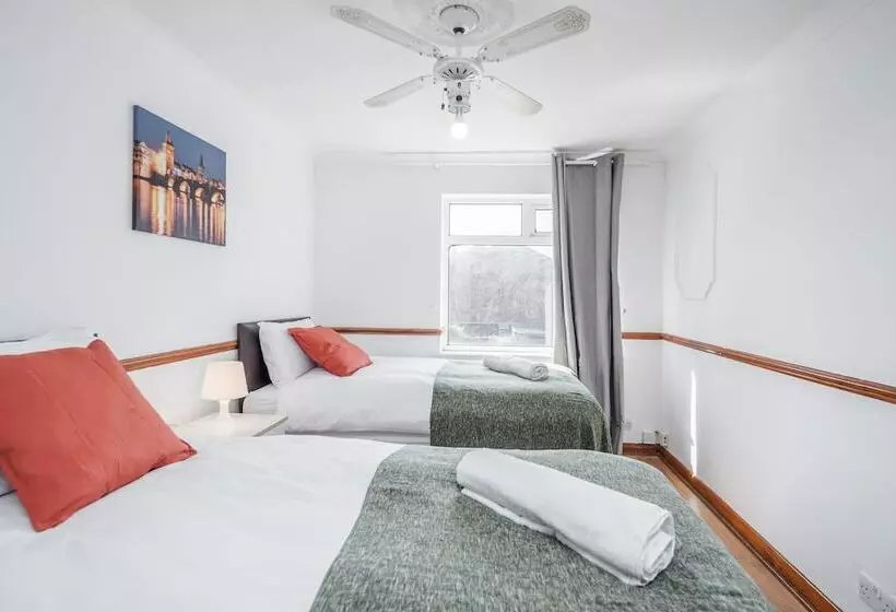 Residenssi Tms Spacious 3 Bed House! Tilbury! Free Parking!