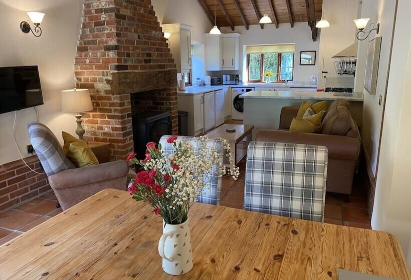 Brundish, Suffolk Barn, 2 Bed Idyllic 6 Acres