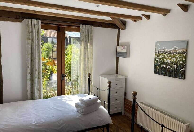 Brundish, Suffolk Barn, 2 Bed Idyllic 6 Acres