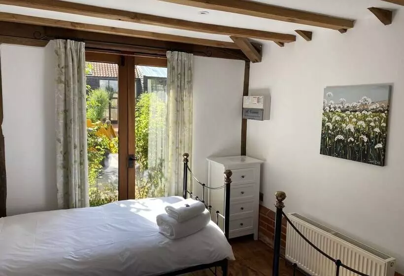 Brundish, Suffolk Barn, 2 Bed Idyllic 6 Acres