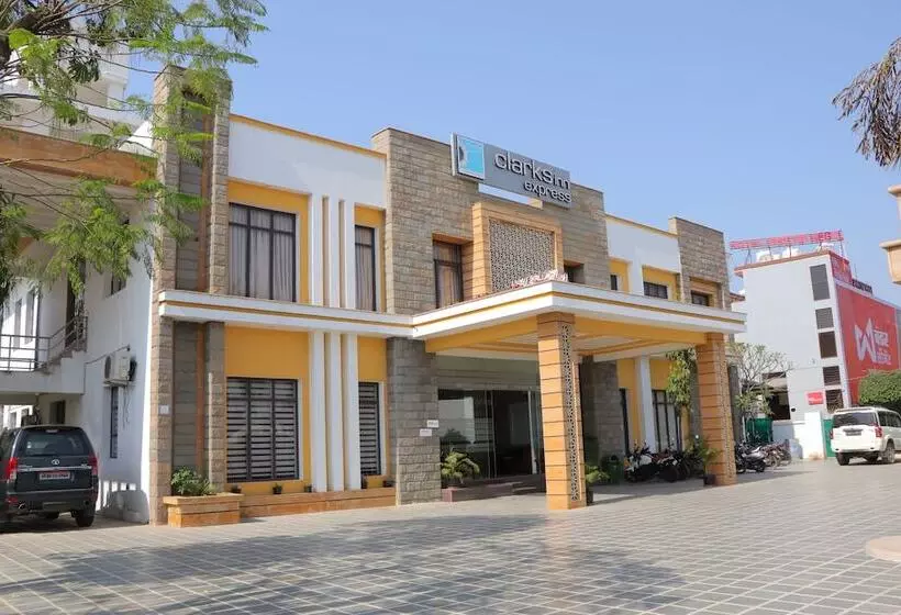 ホテル Clarks Inn Express Bharatpur