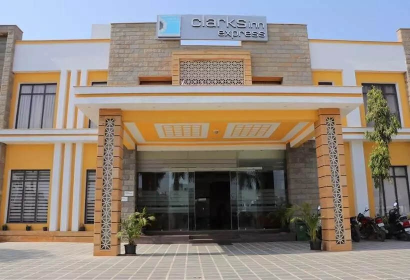 ホテル Clarks Inn Express Bharatpur