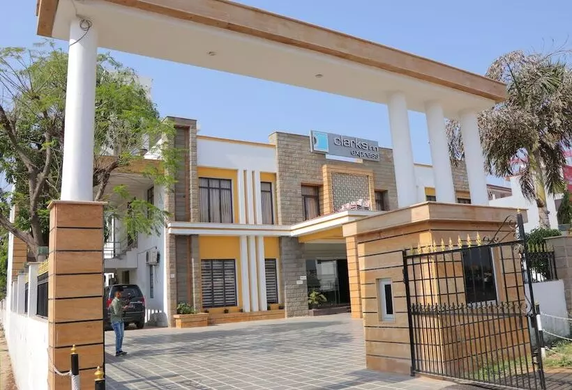 ホテル Clarks Inn Express Bharatpur