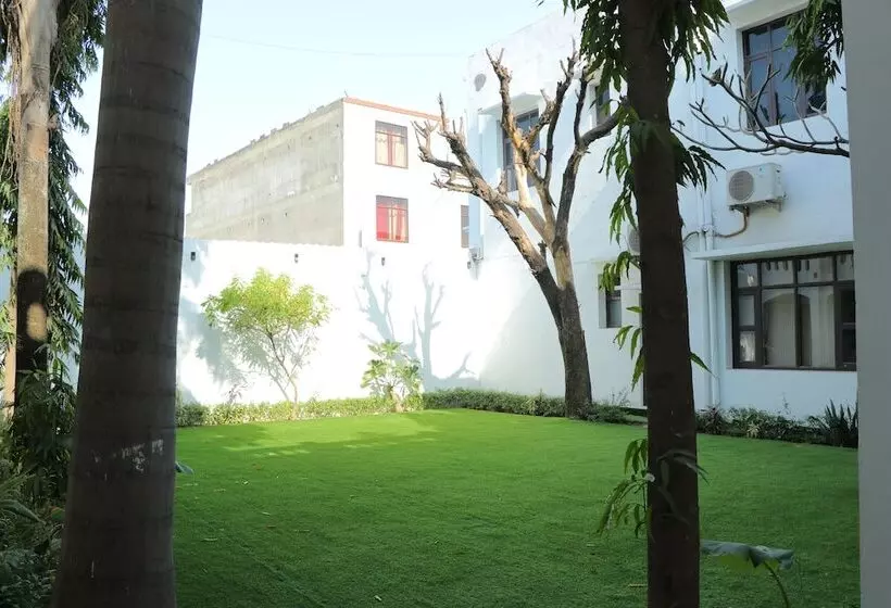 ホテル Clarks Inn Express Bharatpur