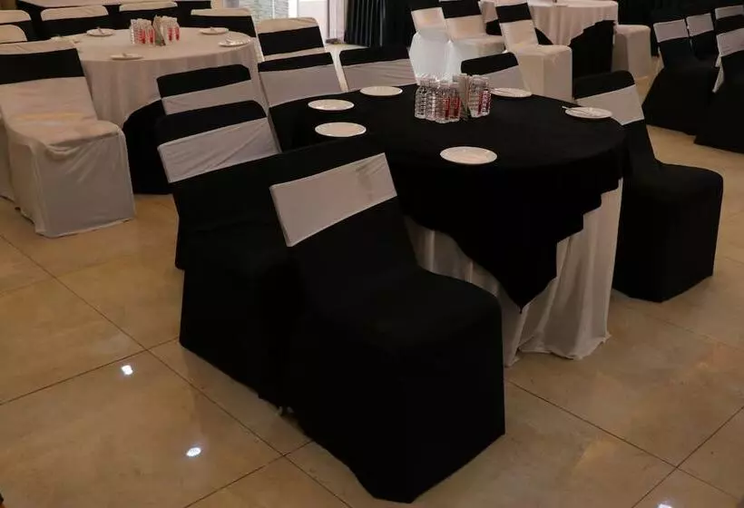 ホテル Clarks Inn Express Bharatpur