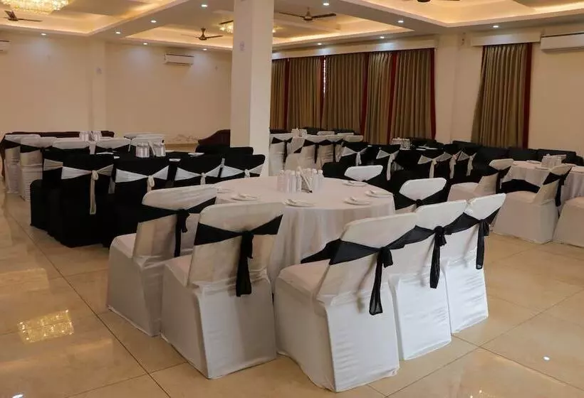 ホテル Clarks Inn Express Bharatpur