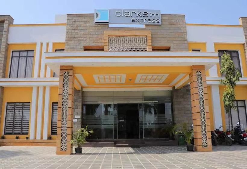 ホテル Clarks Inn Express Bharatpur