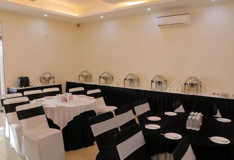 ホテル Clarks Inn Express Bharatpur