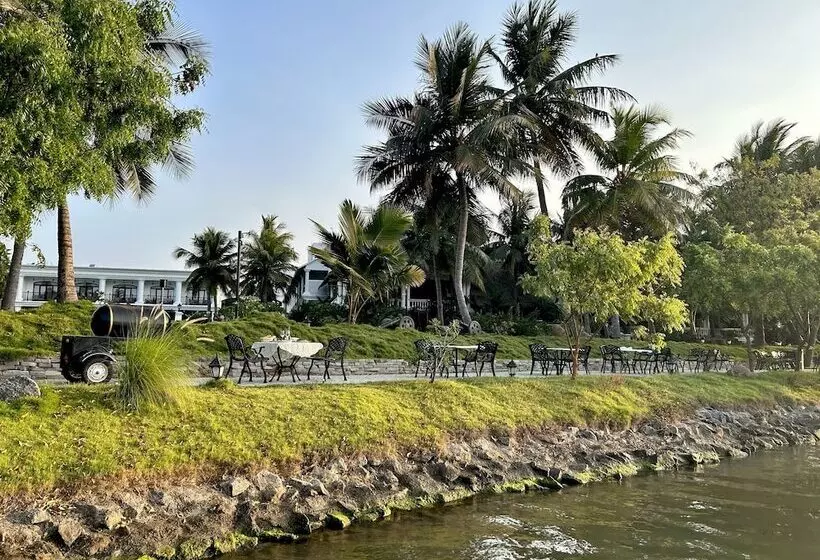 هتل Lagoon Sarovar Premiere Resort, Pondicherry