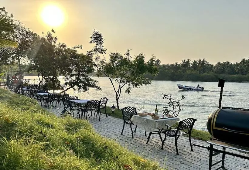 هتل Lagoon Sarovar Premiere Resort, Pondicherry