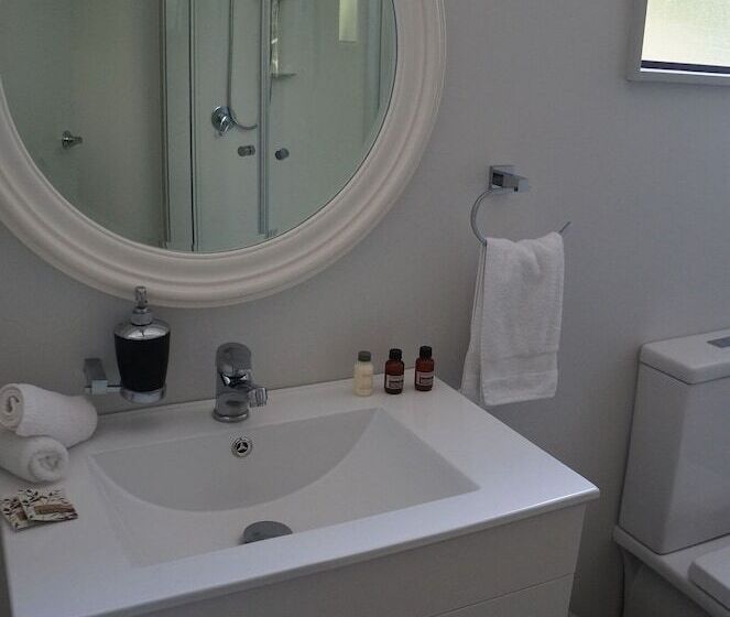 Motuoapa Bay Chalets