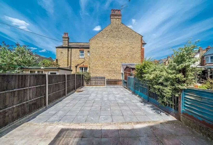 Residenssi Homely 4 Bedroom Home With 2 Baths & Free Parking