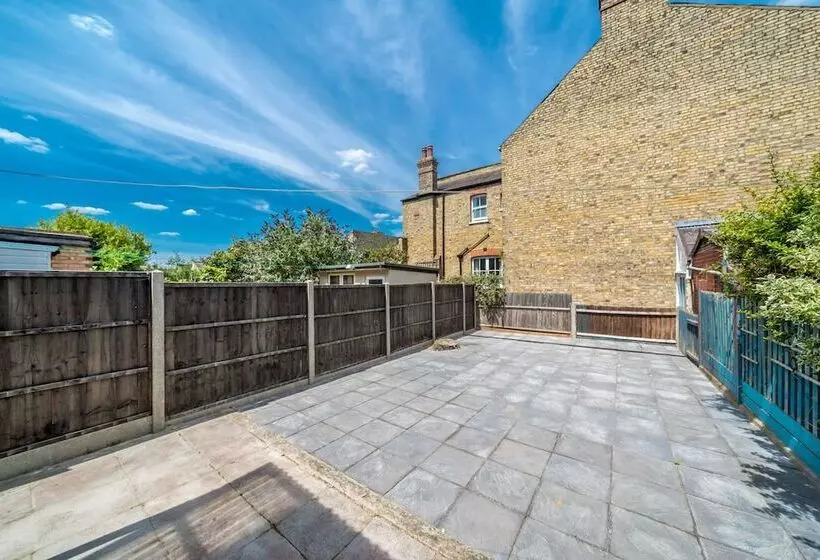 Residenssi Homely 4 Bedroom Home With 2 Baths & Free Parking