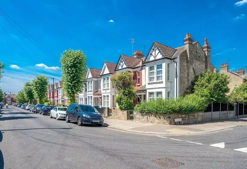 Residenssi Homely 4 Bedroom Home With 2 Baths & Free Parking