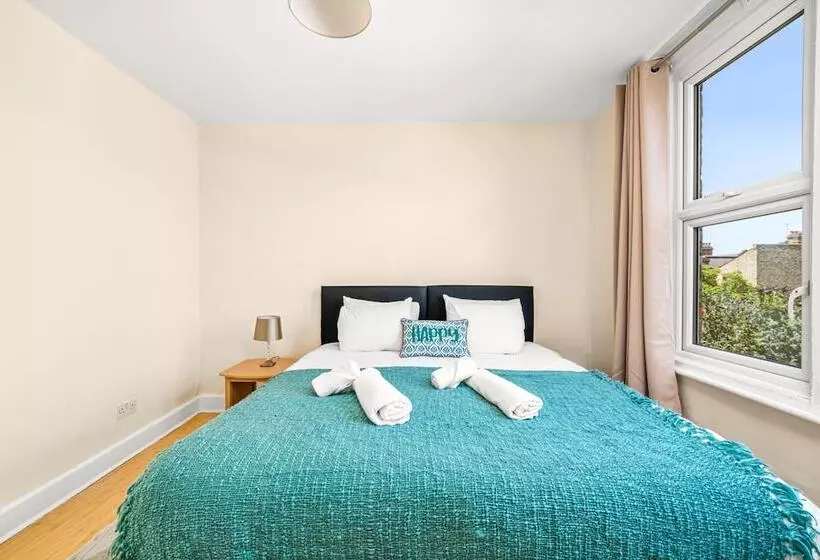 Residenssi Homely 4 Bedroom Home With 2 Baths & Free Parking