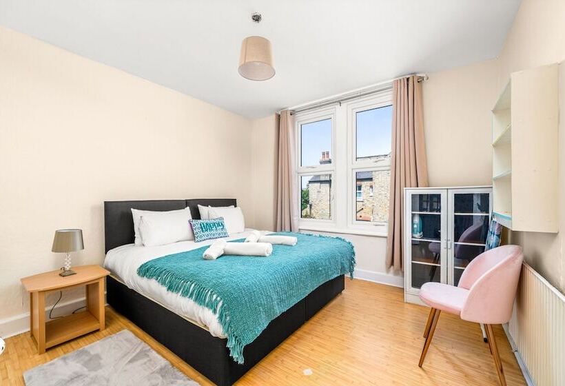 דירת נופש Homely 4 Bedroom Home With 2 Baths & Free Parking