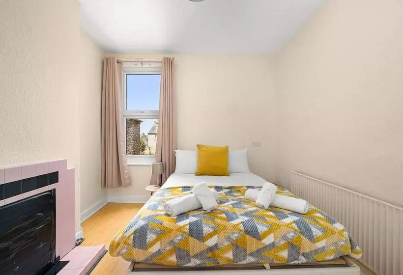 Residenssi Homely 4 Bedroom Home With 2 Baths & Free Parking