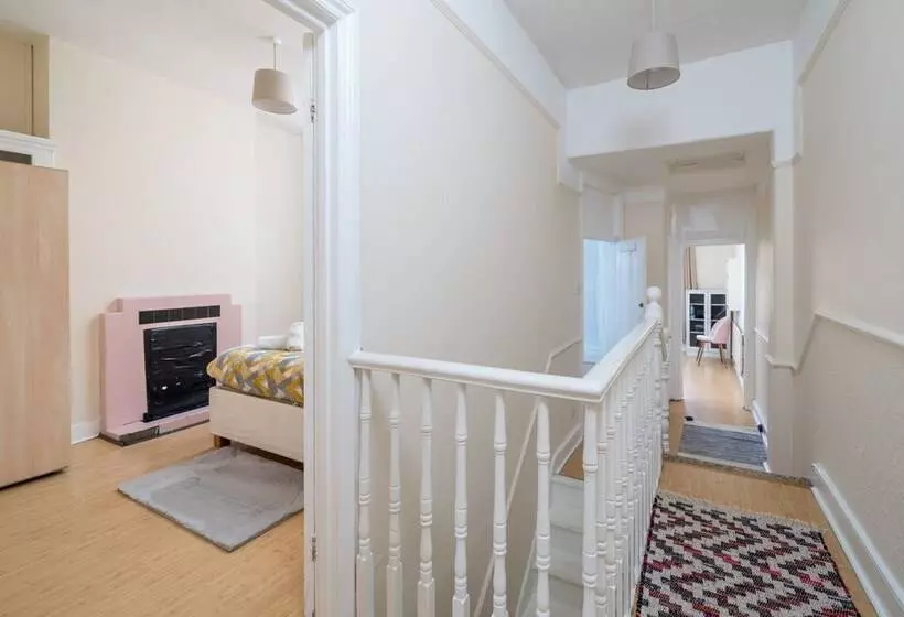 Residenssi Homely 4 Bedroom Home With 2 Baths & Free Parking