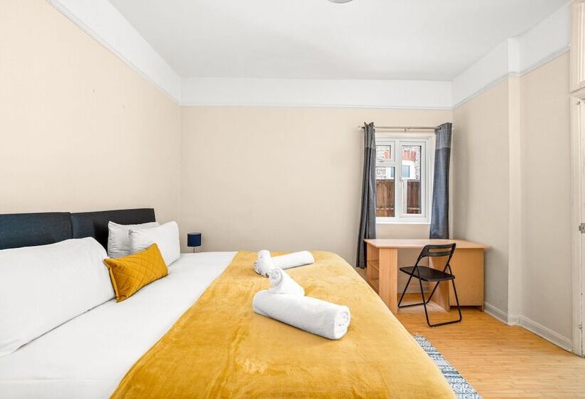 דירת נופש Homely 4 Bedroom Home With 2 Baths & Free Parking