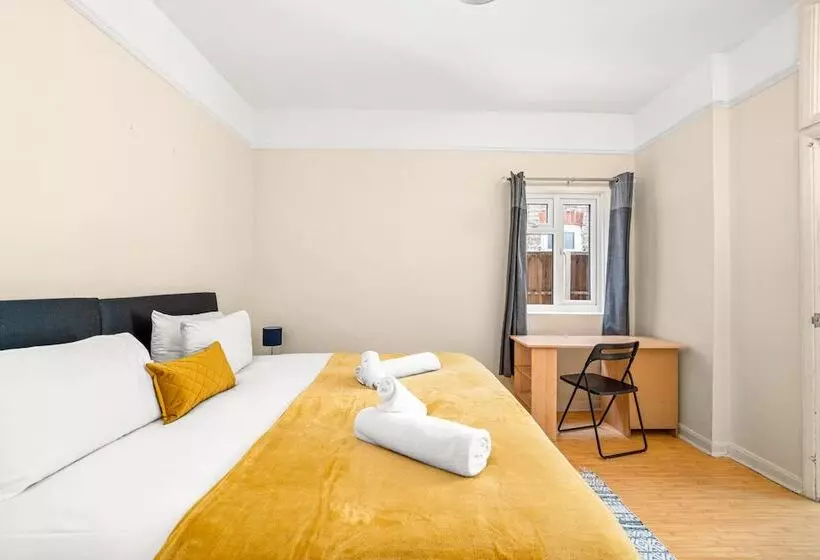 Residenssi Homely 4 Bedroom Home With 2 Baths & Free Parking