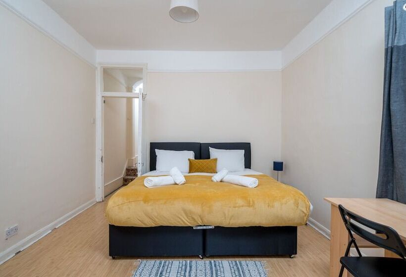 דירת נופש Homely 4 Bedroom Home With 2 Baths & Free Parking